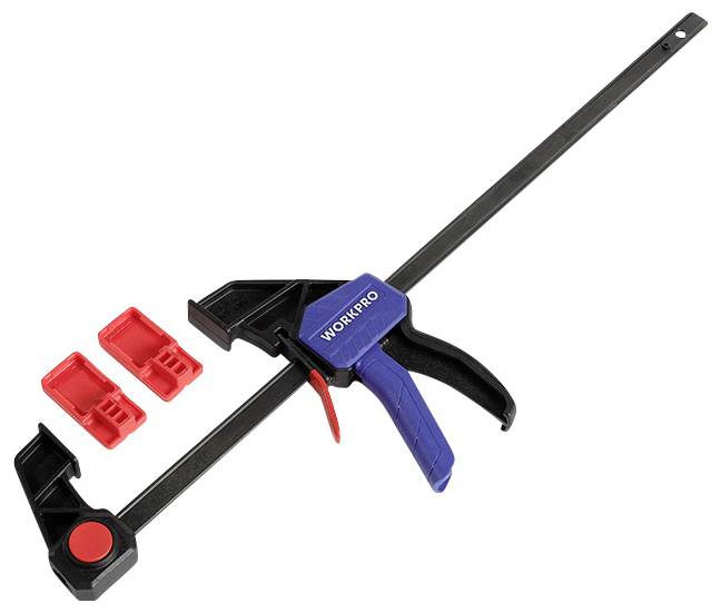 Eine Einhandzwinge mit langem Spannarm und blauem Griff. Zwei rote Abdeckungen liegen daneben.