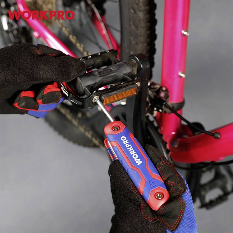 Eine Person montiert ein Fahrradpedal mit einem Schraubendreher. Der Hintergrund zeigt ein Teil eines pinken Fahrrads.