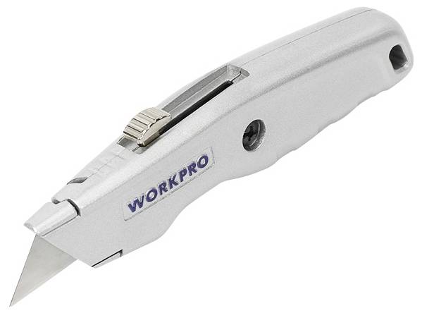 Ein silbernes Cuttermesser mit Klinge und Schieber. Auf dem Griff steht 'WORKPRO'.