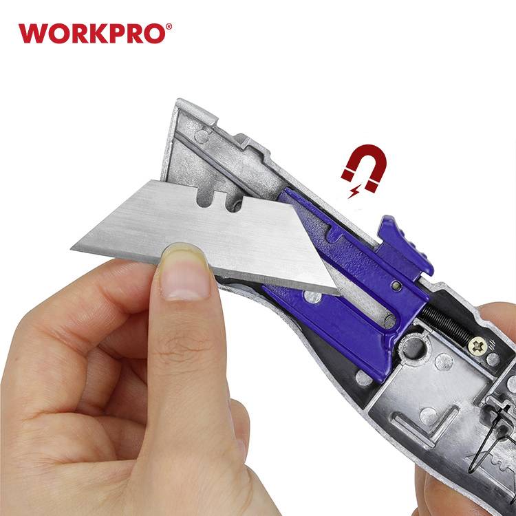 Person hält ein Cuttermesser, öffnet es, um eine Klinge zu wechseln. Magnet zieht die Klinge an. Marke 'WORKPRO' sichtbar.