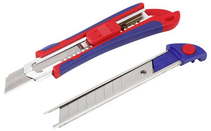 Zwei Teppichmesser mit roten und blauen Griffen. Eines ist ausgefahren, das andere geschlossen.