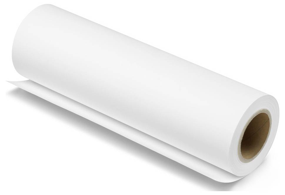 Eine Rolle aus einfarbigem weißem Papier mit einem braunen Pappkern, die auf einem weißen Hintergrund liegt.