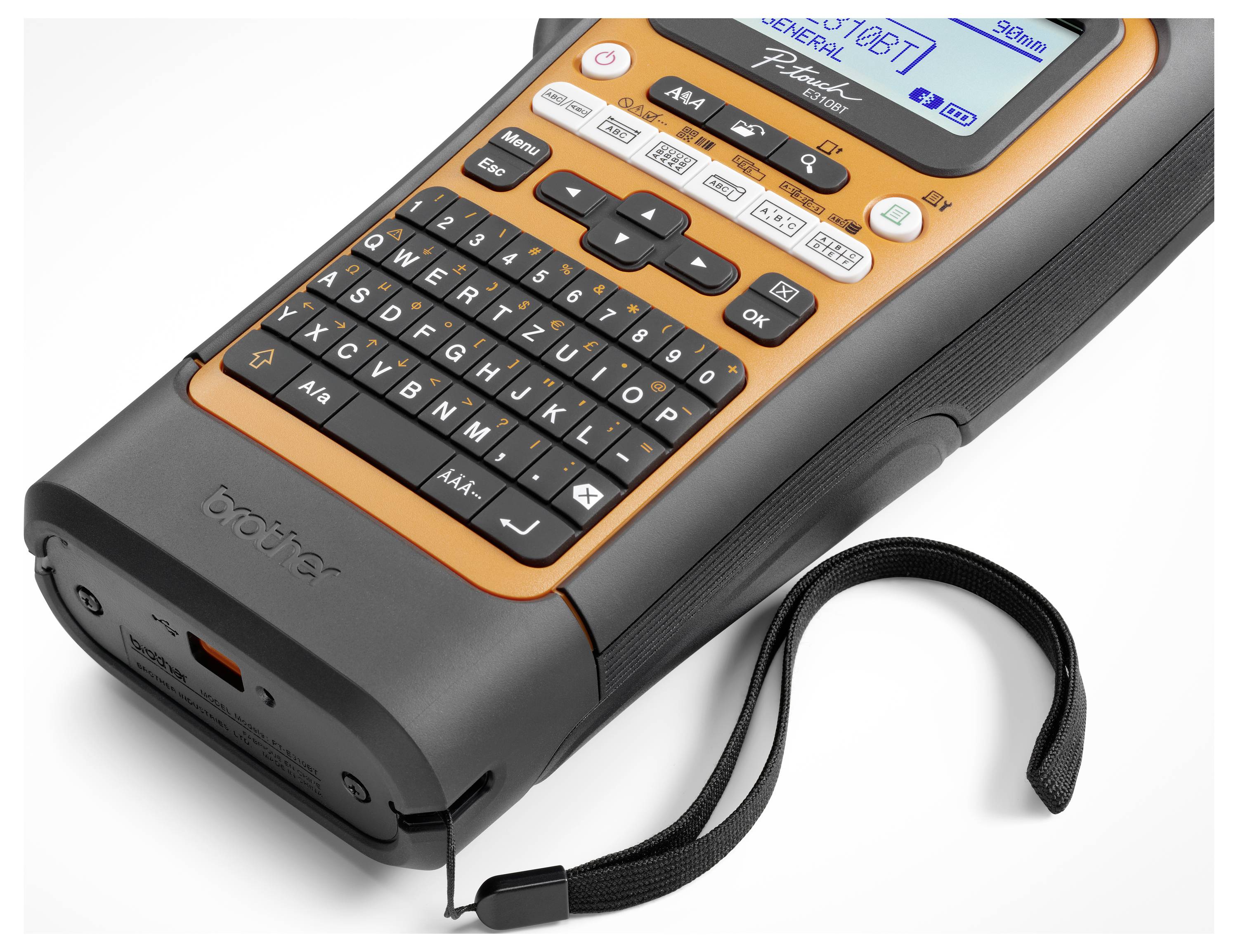 Ein tragbares Beschriftungsgerät mit orange-schwarzem Design und QWERTZ-Tastatur, zeigt 'LABEL?' auf dem Display.