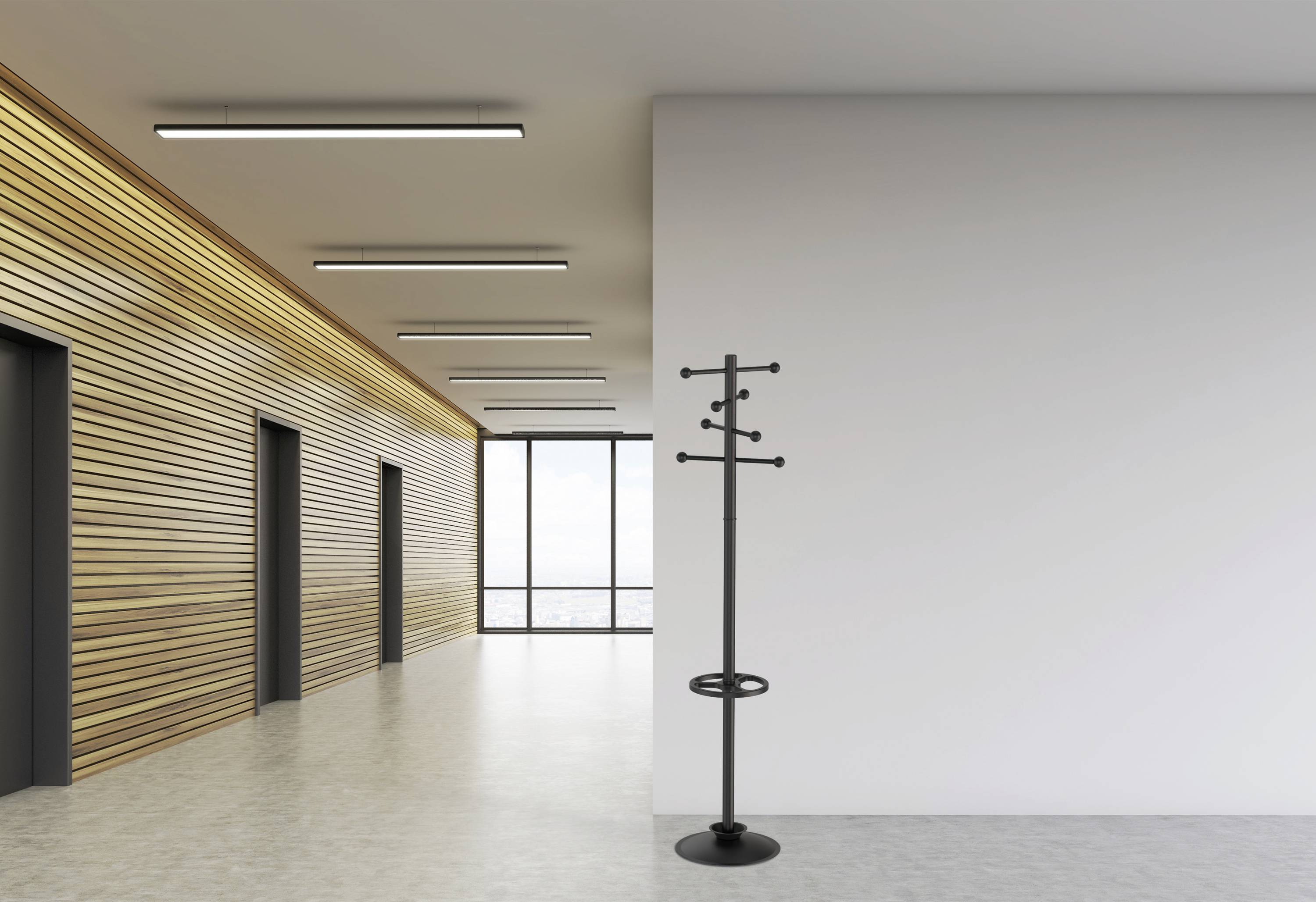 Flur mit Holzverkleidung, drei Türen links, Fenster am Ende. Rechts ein Kleiderständer an einer weißen Wand. Moderne Beleuchtung.