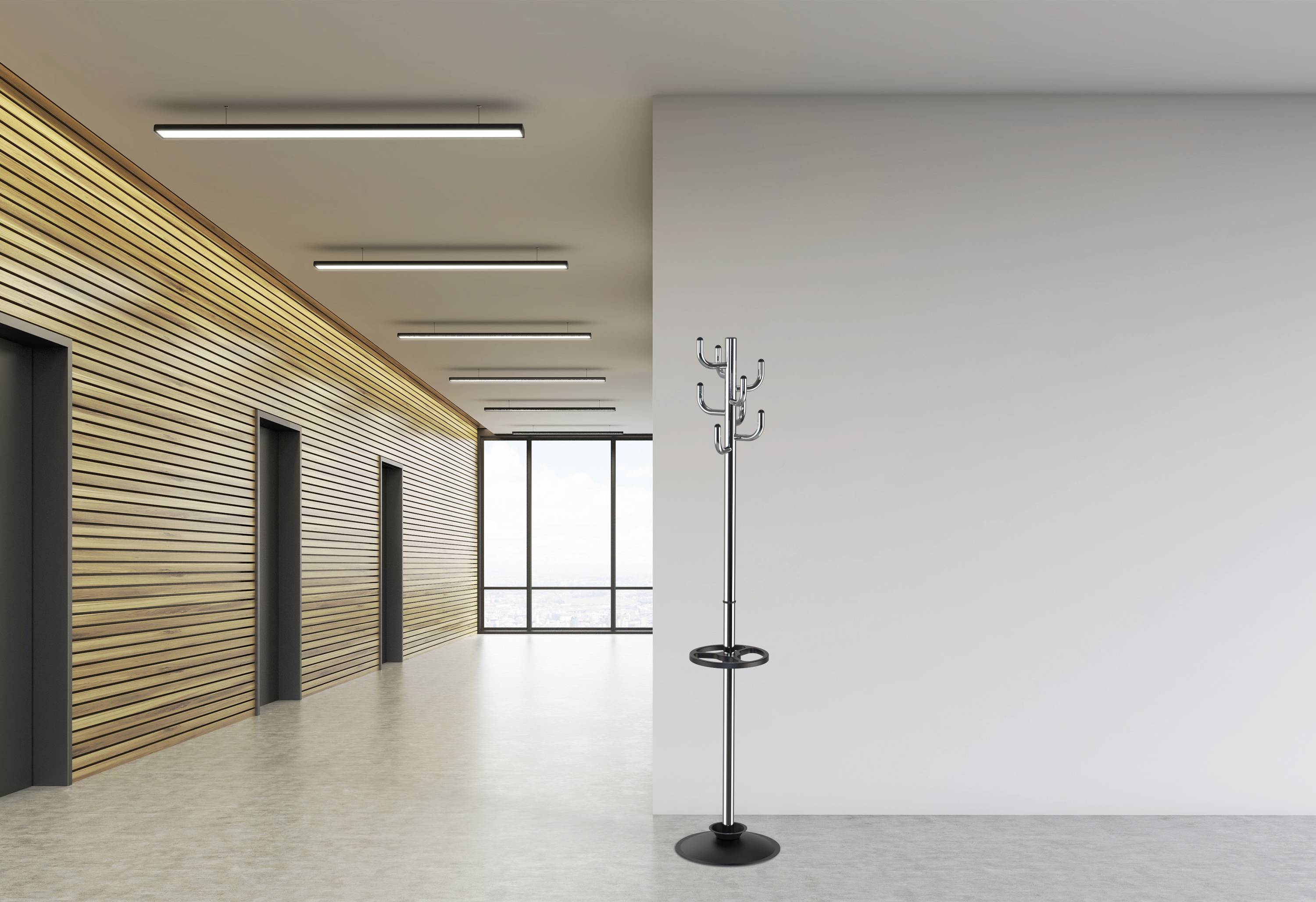 Ein leerer Flur mit Holzwand und drei geschlossenen Türen links. Rechts steht ein schwarzer Kleiderständer vor heller Wand. Fenster im Hintergrund.