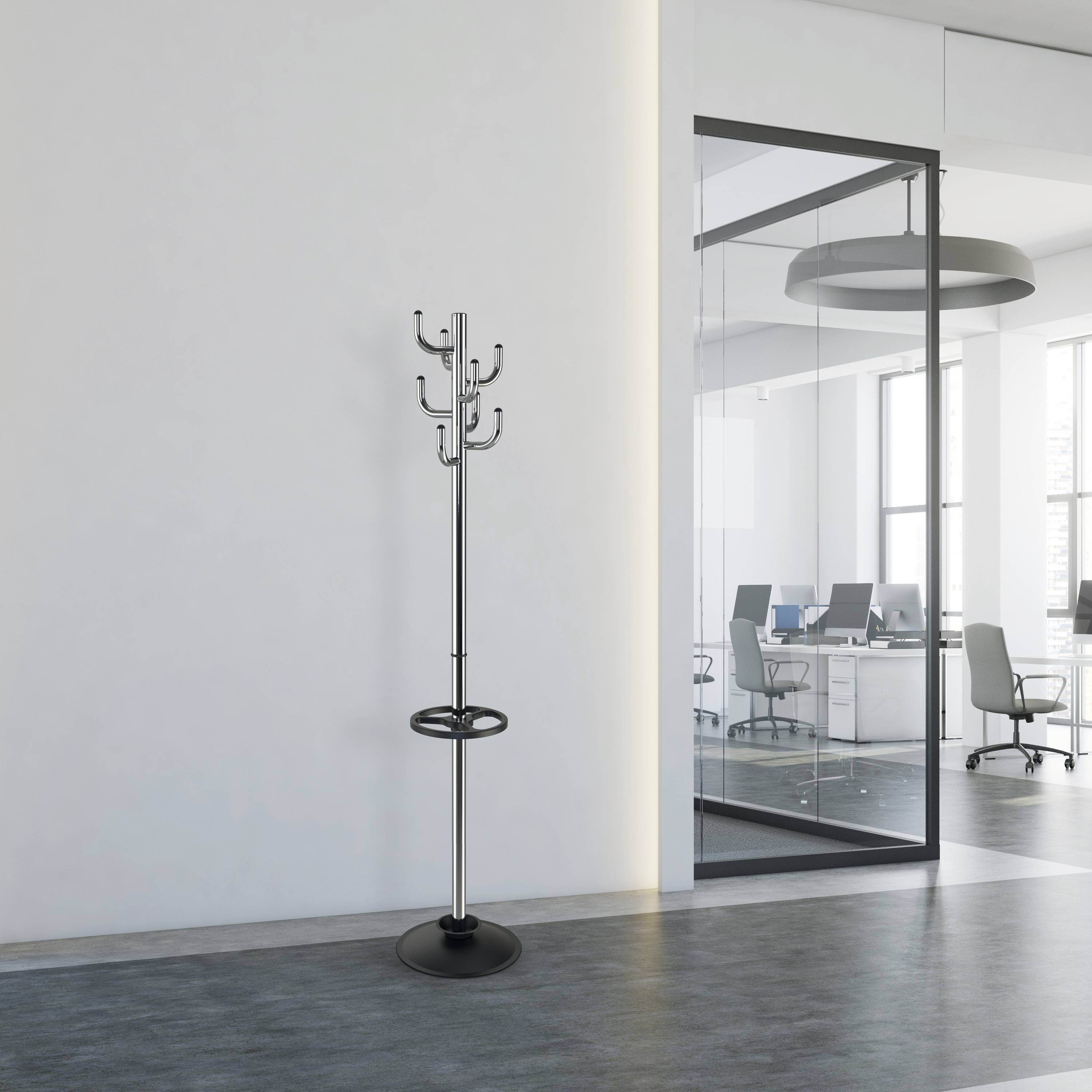 Ein leerer Büroflur mit einem Garderobenständer links. Rechts sieht man durch Glaswände in ein modernes Büro mit Schreibtischen und Stühlen.