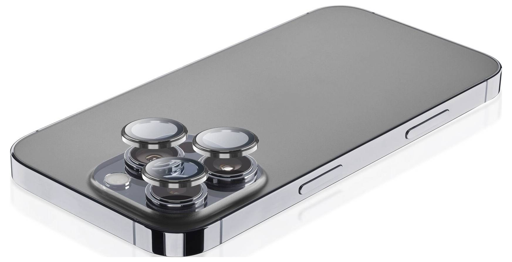 Modernes Smartphone mit vier Kameralinsen auf der Rückseite, liegend auf weißem Hintergrund.