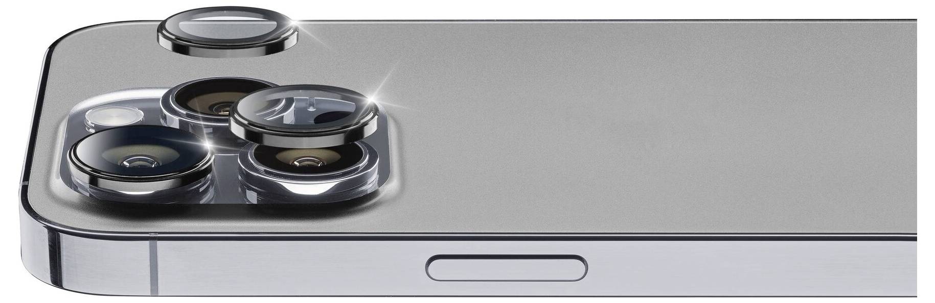 Ein modernes Smartphone in Silber mit drei Kameraobjektiven auf der Rückseite und Funkeltönen, die die Kameralinsen betonen.