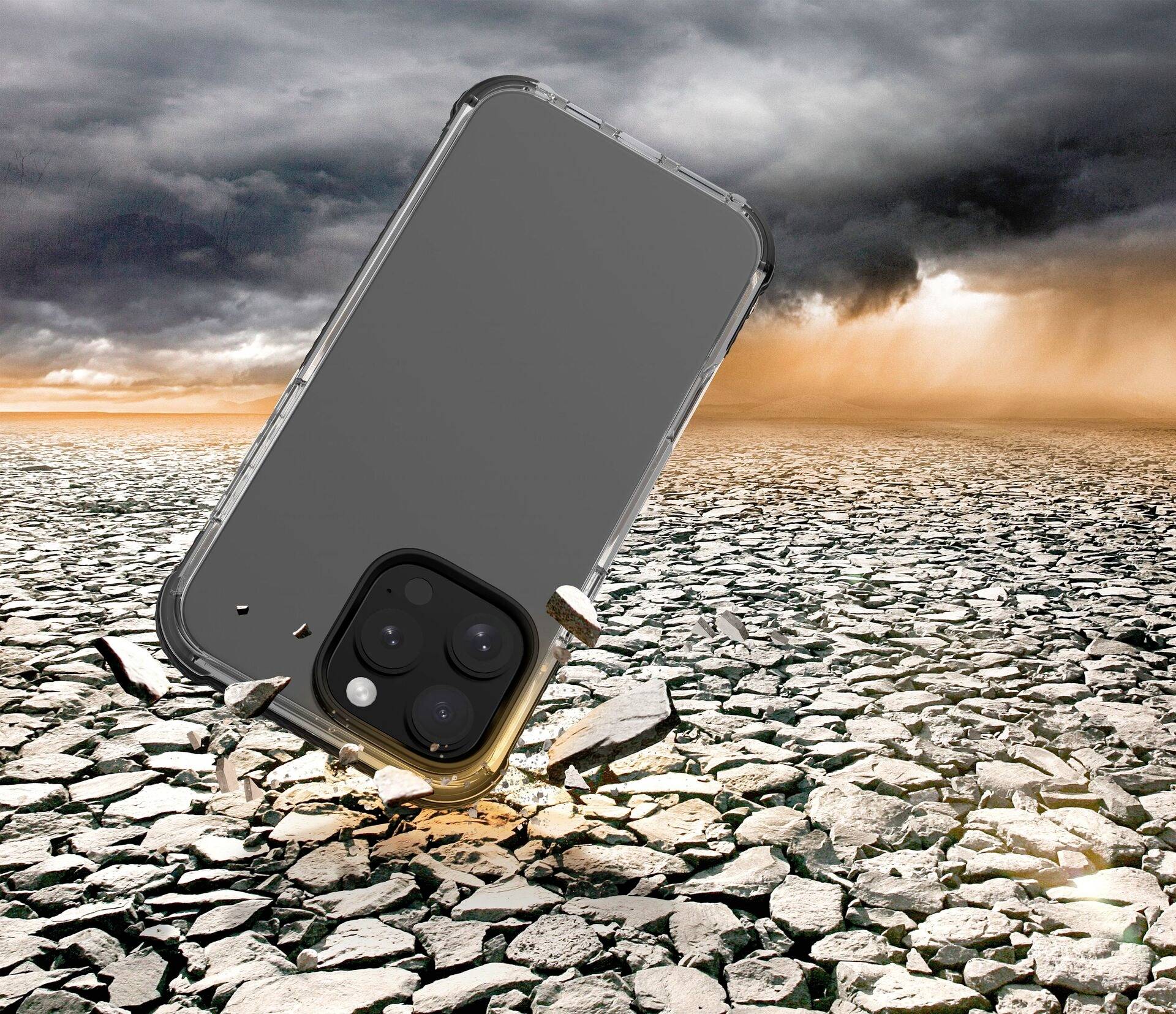 Ein Smartphone mit Hülle fällt in eine trockene, rissige Wüstenlandschaft. Wolken und Staub wirbeln im Hintergrund auf.
