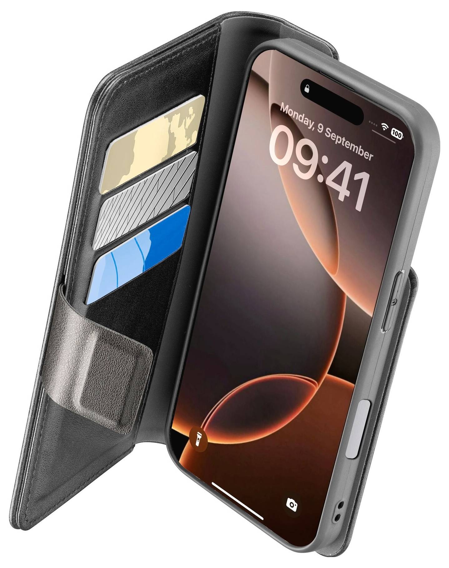 Smartphone in schwarzer Hülle mit Kartenfächern, die Kreditkarten enthalten. Bildschirm zeigt Zeit und Datum an.