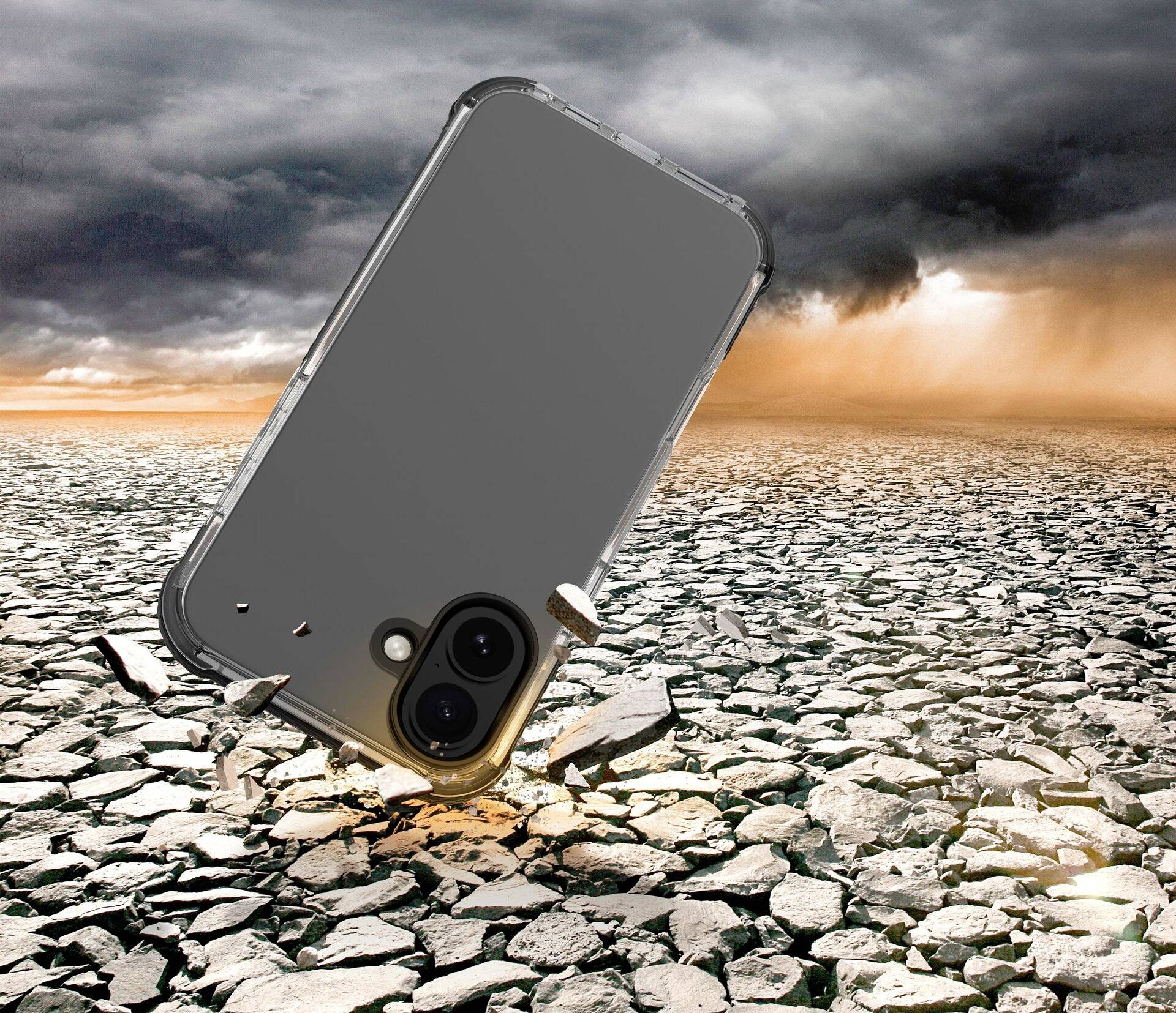 Ein Smartphone mit zwei Kameras fällt auf trockenen, rissigen Boden unter einem bewölkten Himmel. Symbolisiert Robustheit.