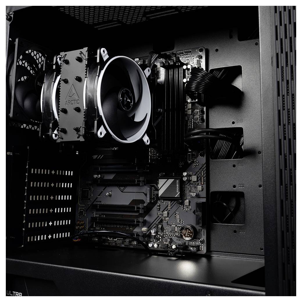 Offenes Computergehäuse mit sichtbarem Motherboard, Lüfter und Kühlungssystem. Stromkabel sind angeschlossen.