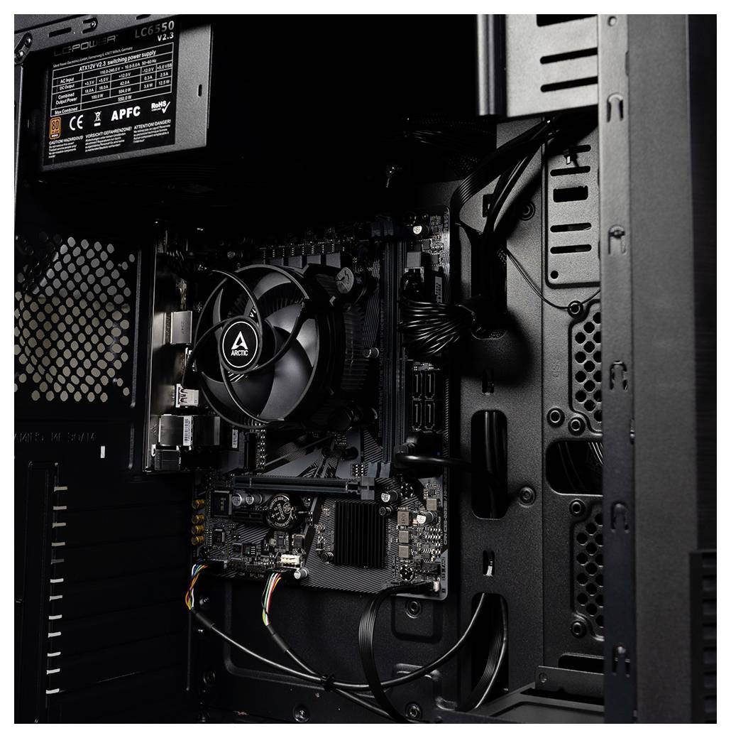 Computer-Gehäuse mit offenem Seitenteil, zeigt eingebauten Lüfter, Netzteil und Motherboard-Innenleben.