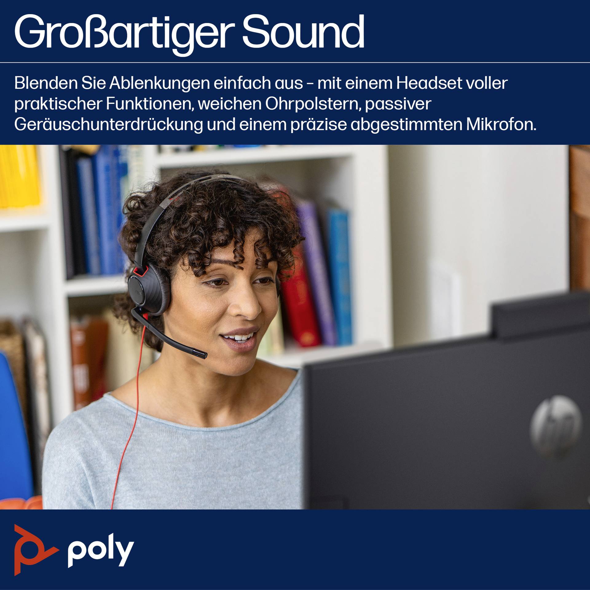 Frau sitzt lächelnd am Computer, trägt Headset. Text beschreibt Funktionen eines Poly Headsets, betont Geräuschunterdrückung.