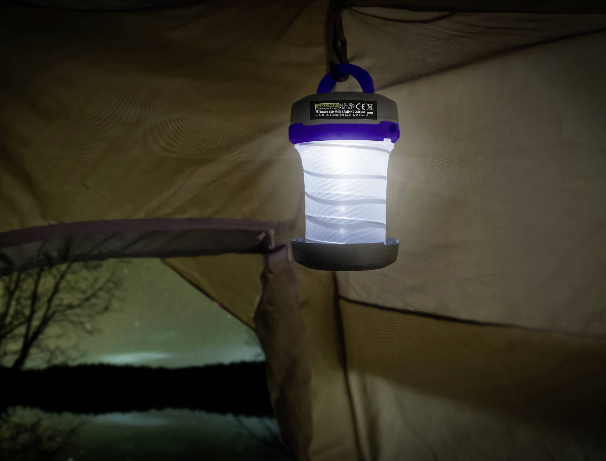 Eine leuchtende Campinglaterne hängt im Zelt, beleuchtet die Umgebung. Draußen ist ein dunkler Himmel mit schimmerndem Wasser sichtbar.