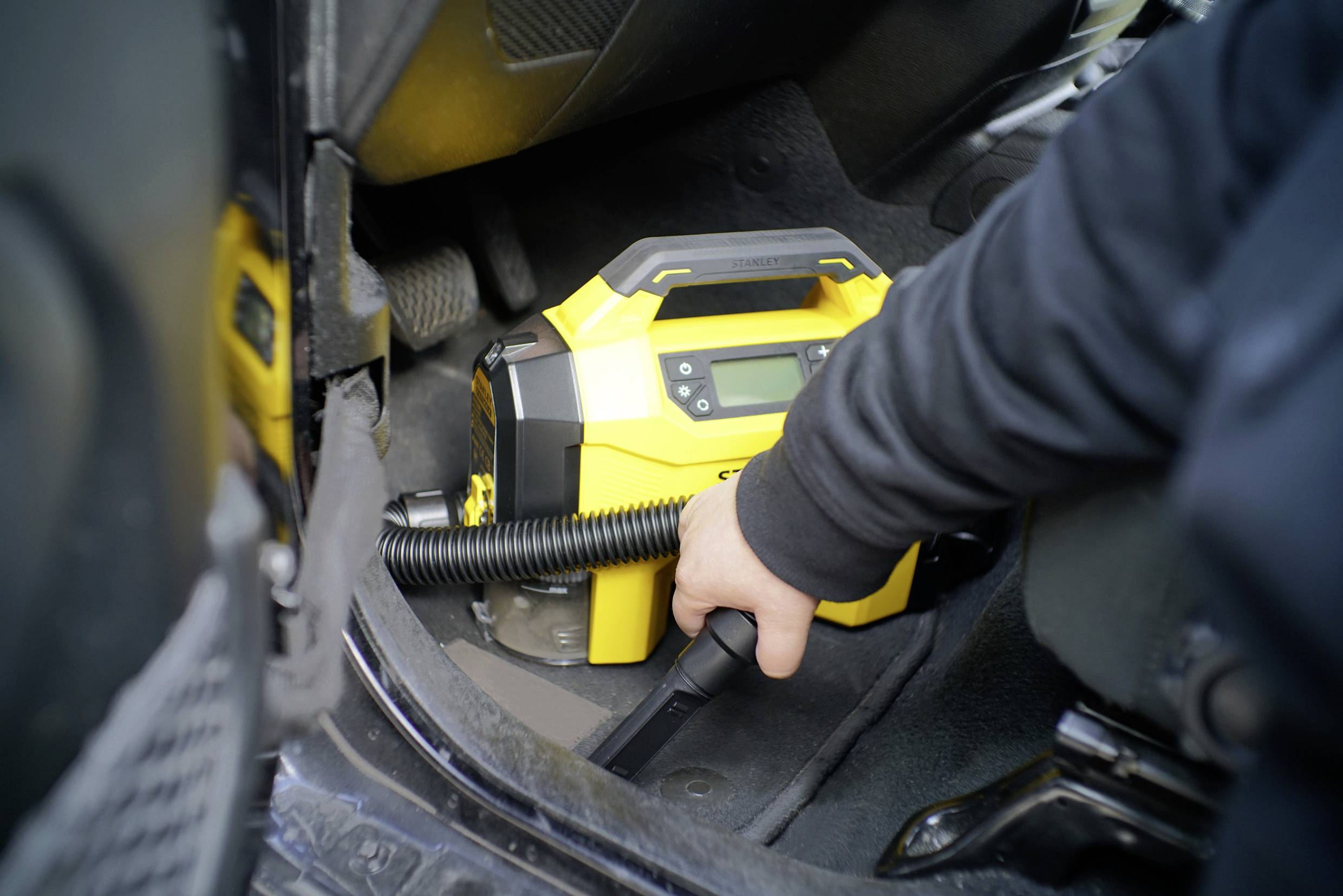 STANLEY SXVI02001 Akku-Kompressor 10 bar 12V Adapter zum Betrieb per Kabel, Digitales Display