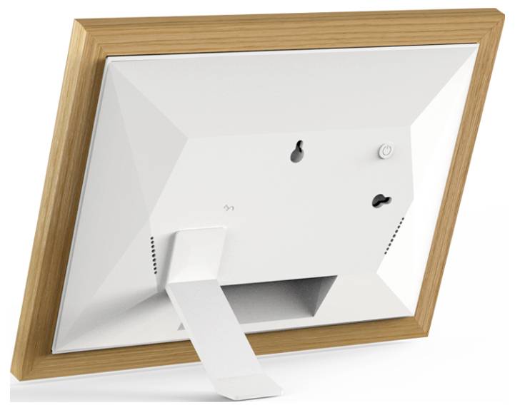 Rückseite eines digitalen Bilderrahmens mit Holzrand und Ständer, Steckplätze und Bedienknöpfe sichtbar.