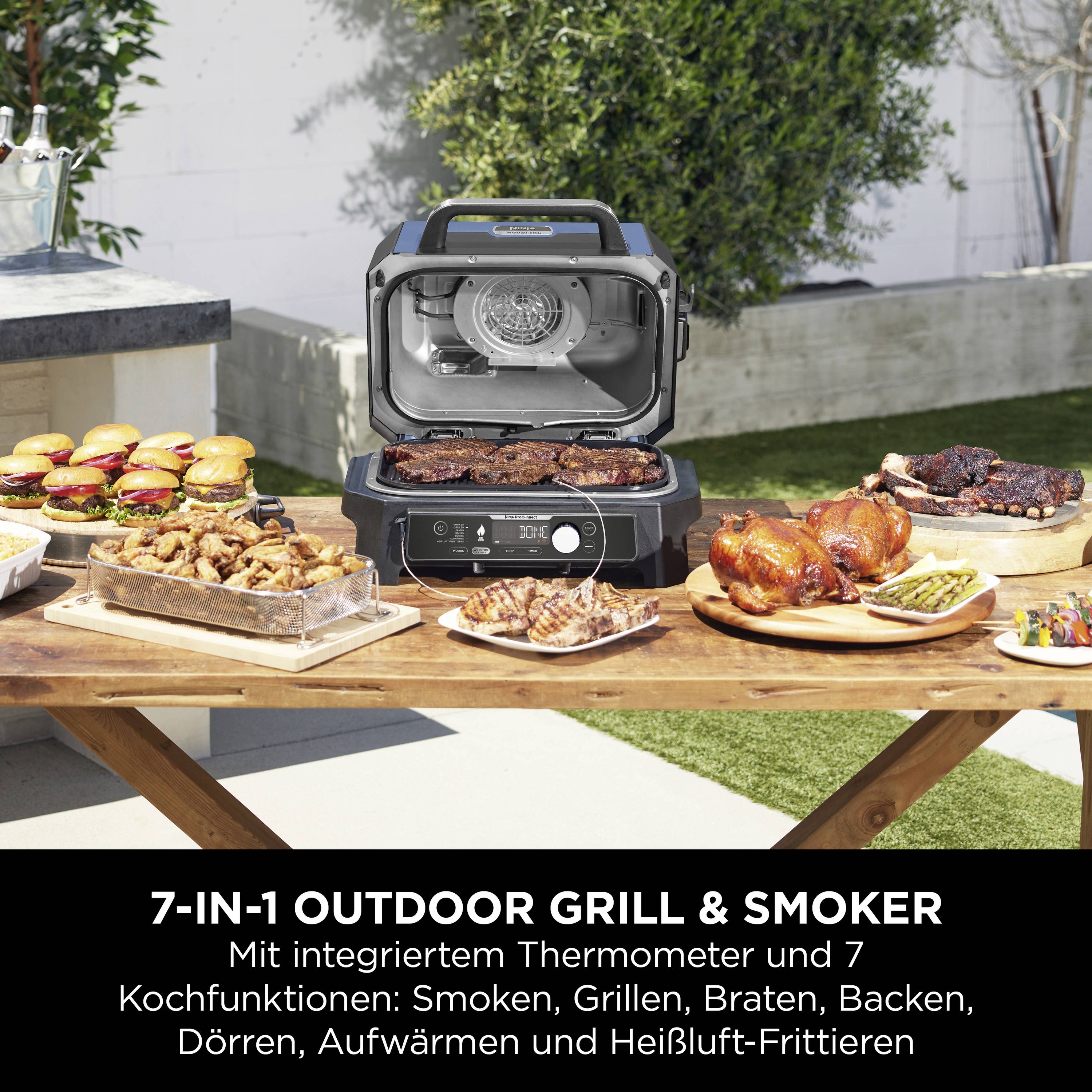 Ein Grillgerät mit offenem Deckel zeigt Grillplatten und Essen auf einem Holztisch. Text: '7-IN-1 OUTDOOR GRILL & SMOKER'.