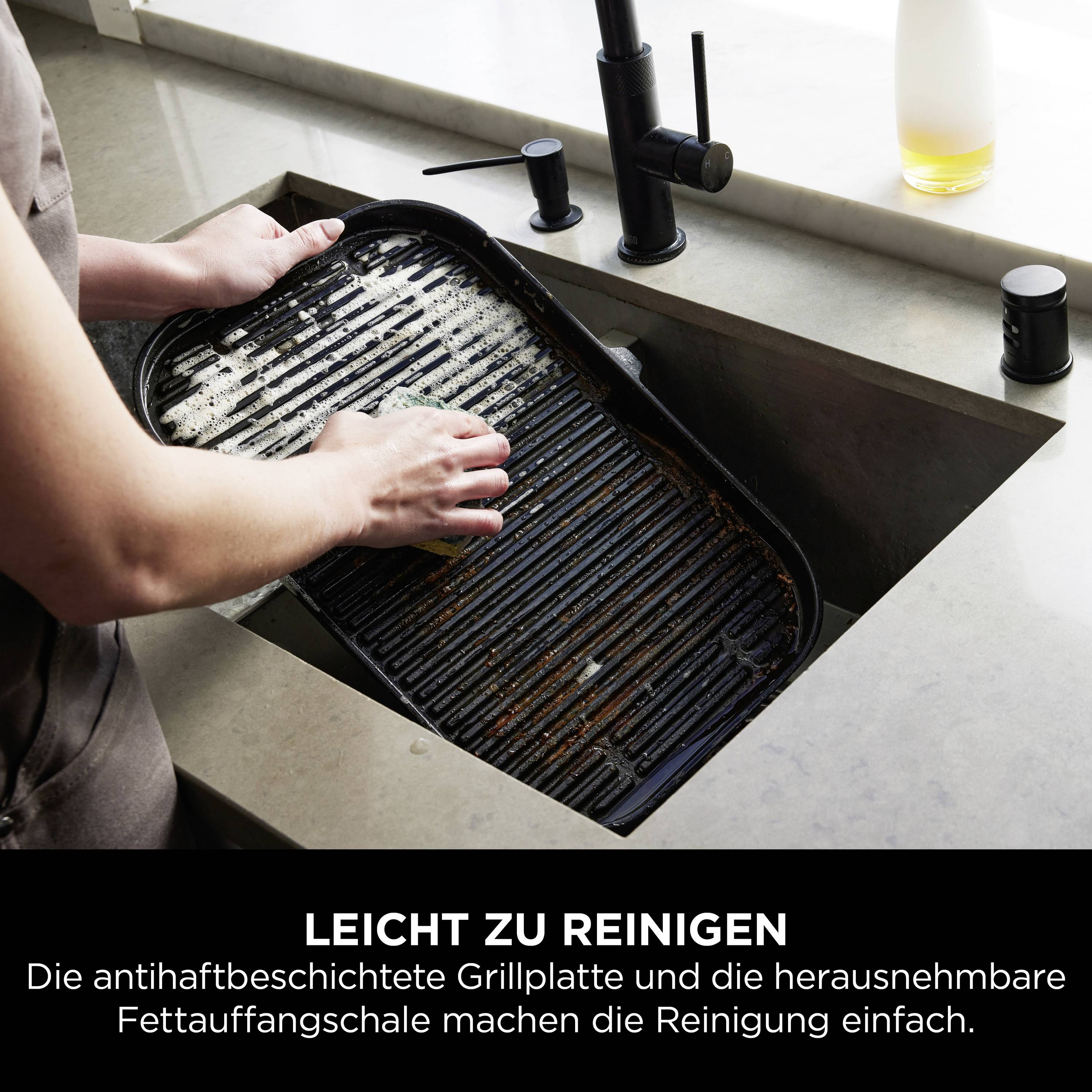 Eine Person reinigt eine Grillplatte mit Antihaftbeschichtung in einem Waschbecken. Text: 'Leicht zu reinigen'.
