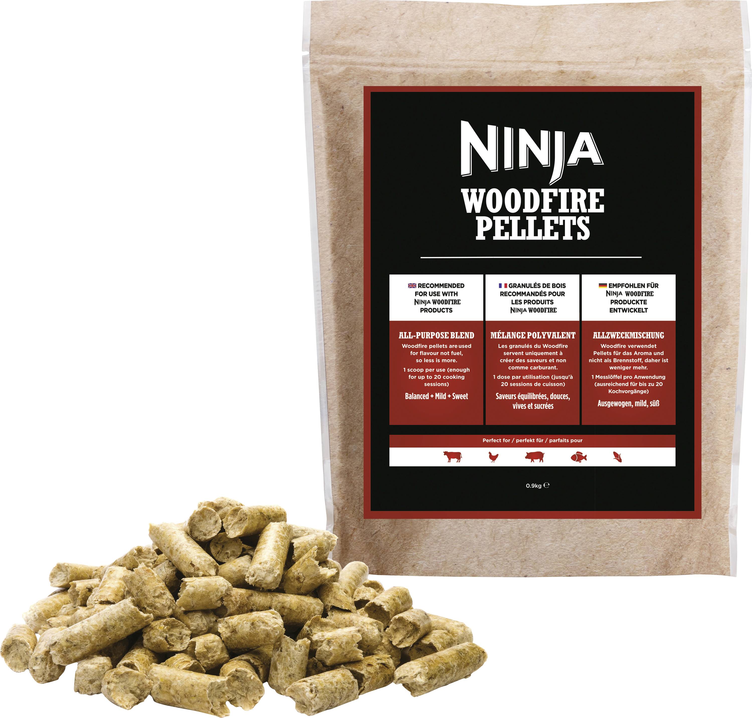 Eine Tüte mit der Aufschrift 'Ninja Woodfire Pellets' steht neben einem Haufen Holzpellets. Die Verpackung enthält Anweisungen und Informationen zur Verwendung der Pellets.