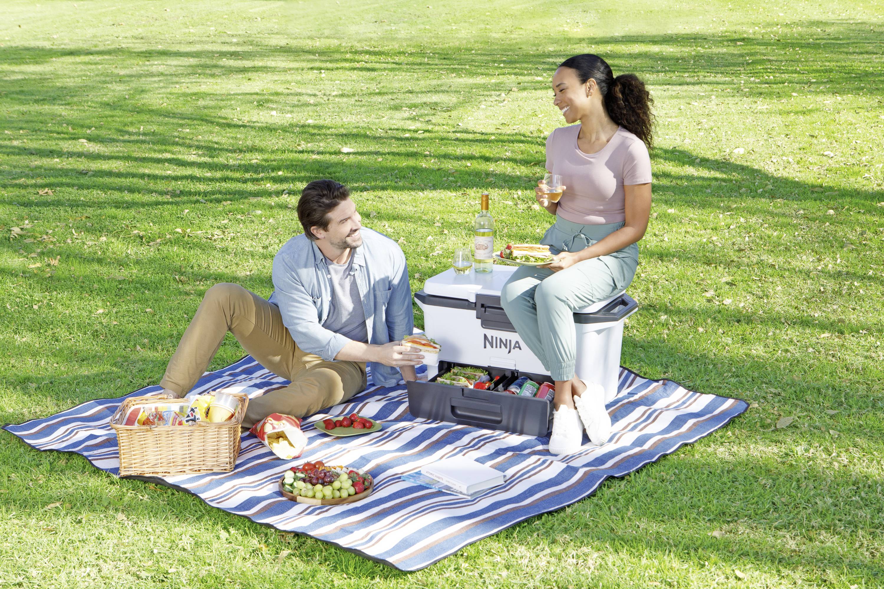 Ninja FrostVault Kühlbox Passiv Weiß, Schwarz 47 l