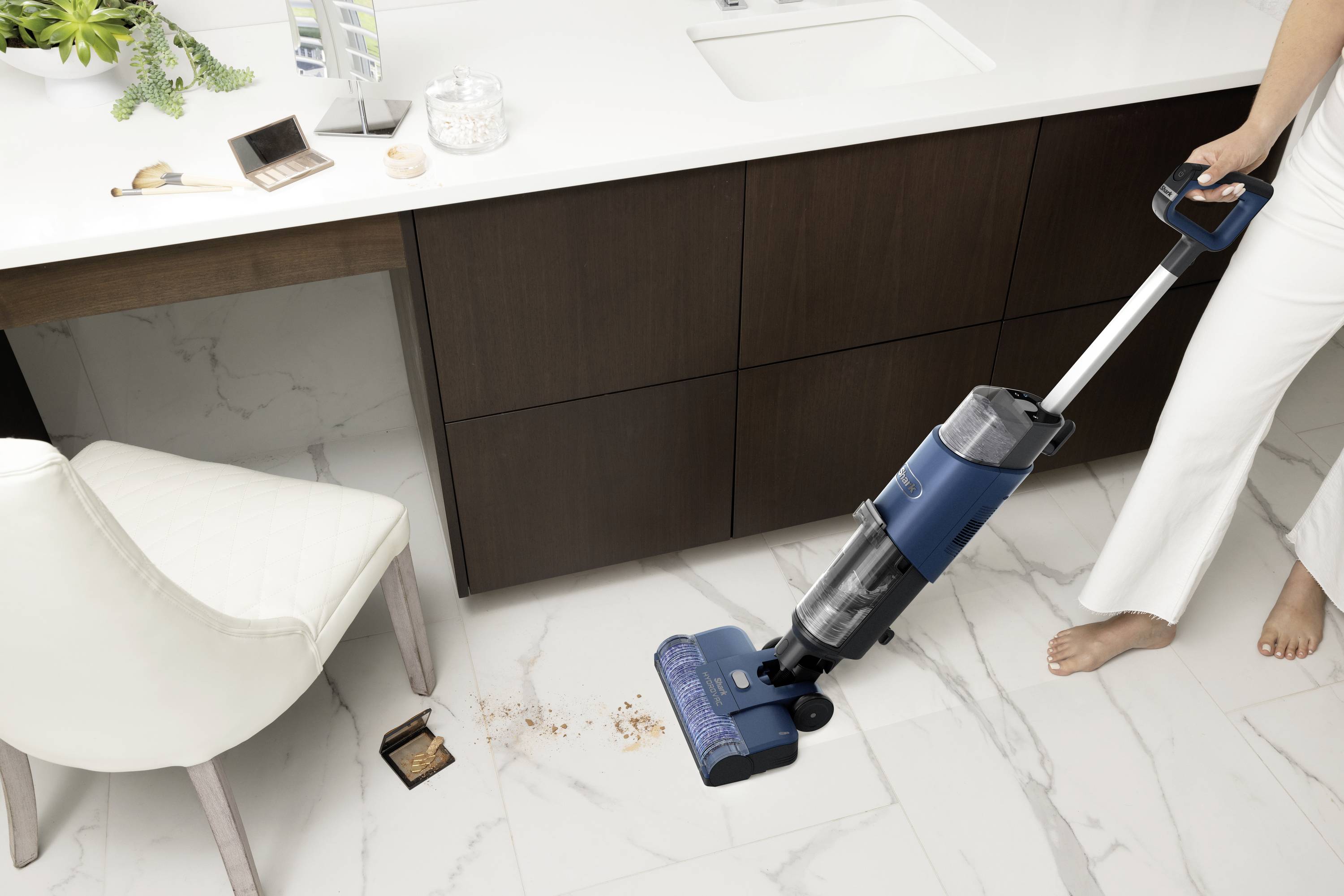 Shark Hydrovac WD100EU Nass-/Trockensauger 0.5l Standfunktion, herausnehmbarer Wassertank