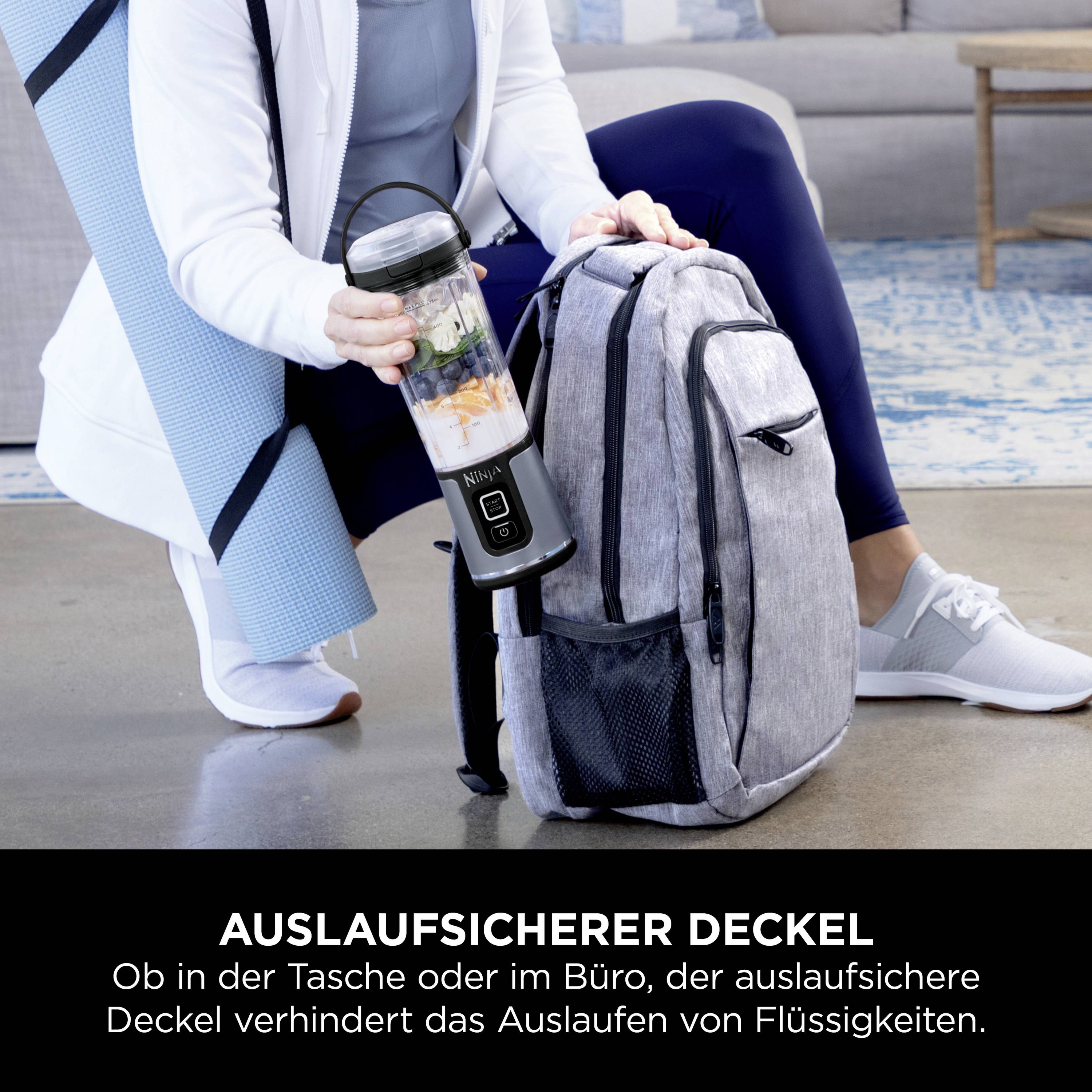 Eine Person mit Sportkleidung hält eine Yoga-Matte und einen Rucksack, in dessen Seitentasche ein Mixer mit 'auslaufsicherem Deckel' steckt.