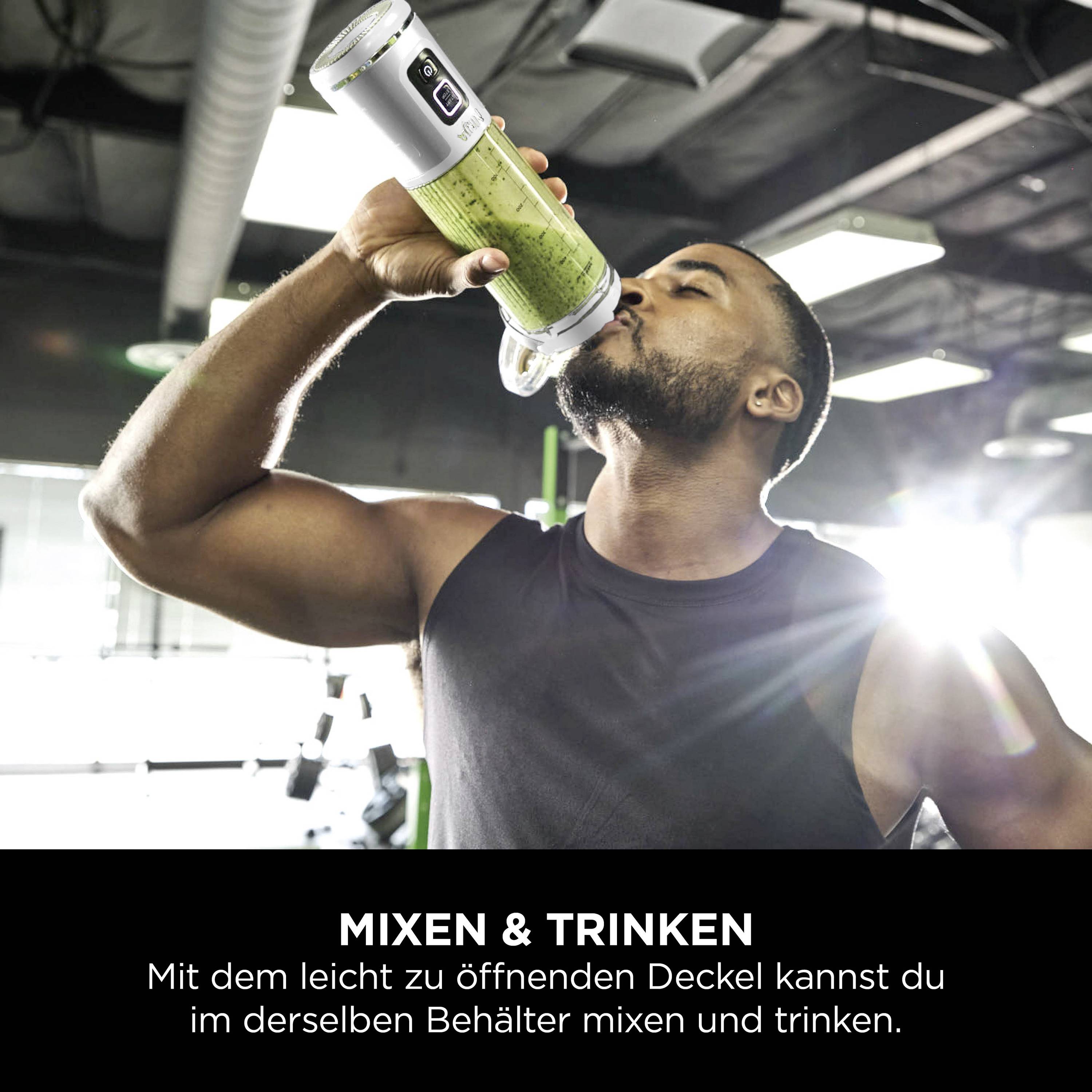 Ein Mann im Fitnessstudio trinkt aus einer Flasche. Text darunter: 'Mixen & Trinken. Mit dem leicht zu öffnenden Deckel kannst du im selben Behälter mixen und trinken.'