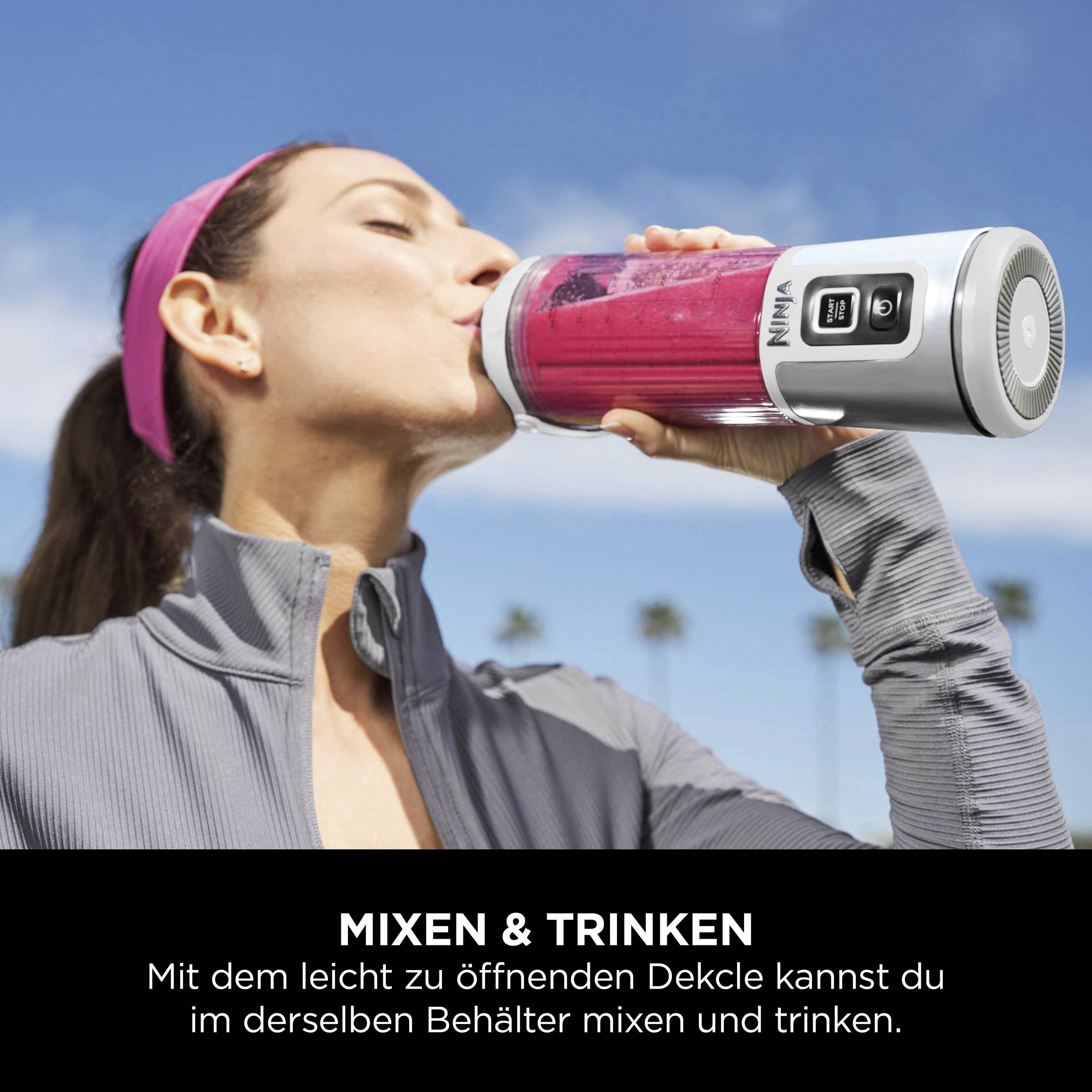 Frau benutzt einen Mixer in Flaschenform. Unten steht: 'Mit dem leicht zu öffnenden Deckel kannst du im selben Behälter mixen und trinken.'