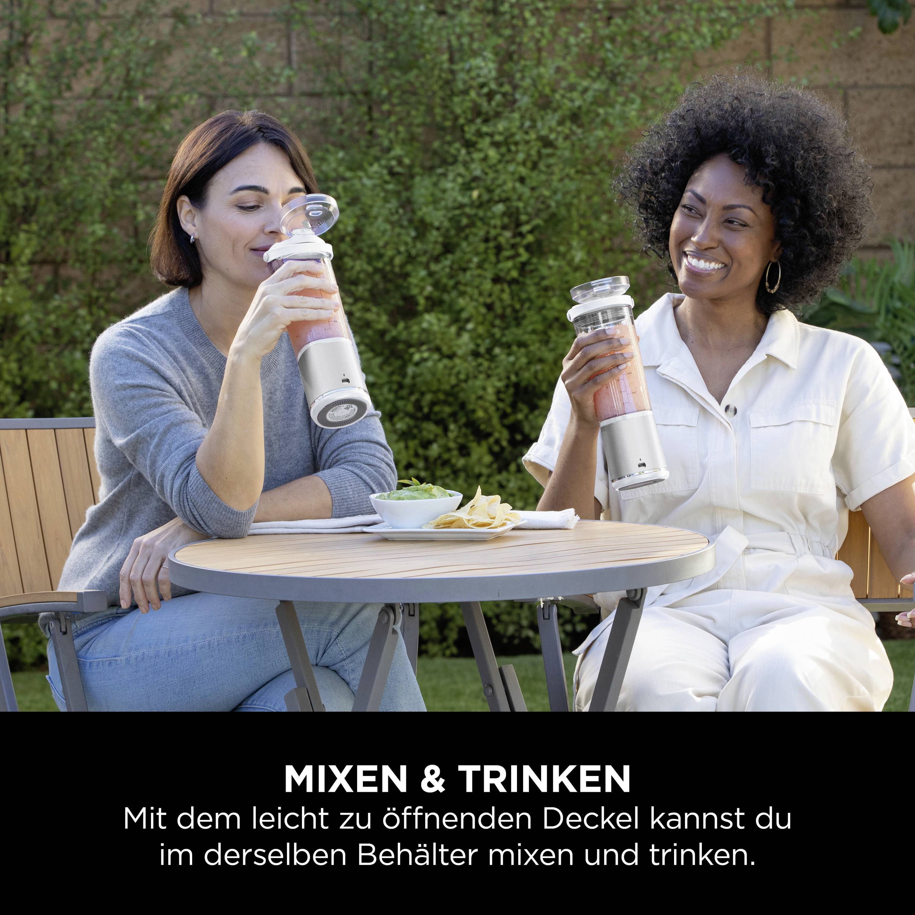 Zwei Frauen sitzen draußen an einem Tisch, lächeln und trinken aus wiederverwendbaren Flaschen. Text unten: 'Mixen & Trinken'.