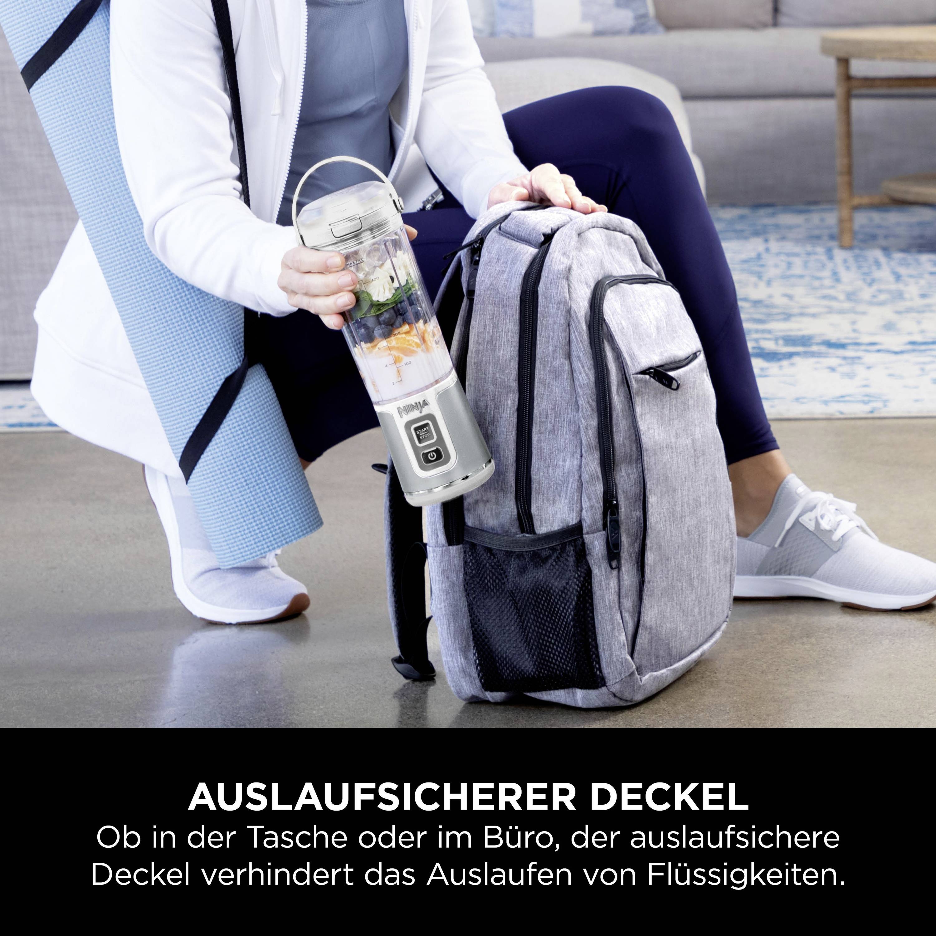 Eine Person hält einen Mixbecher und eine Yogamatte, neben ihr steht ein Rucksack. Der Text hebt einen auslaufsicheren Deckel hervor.