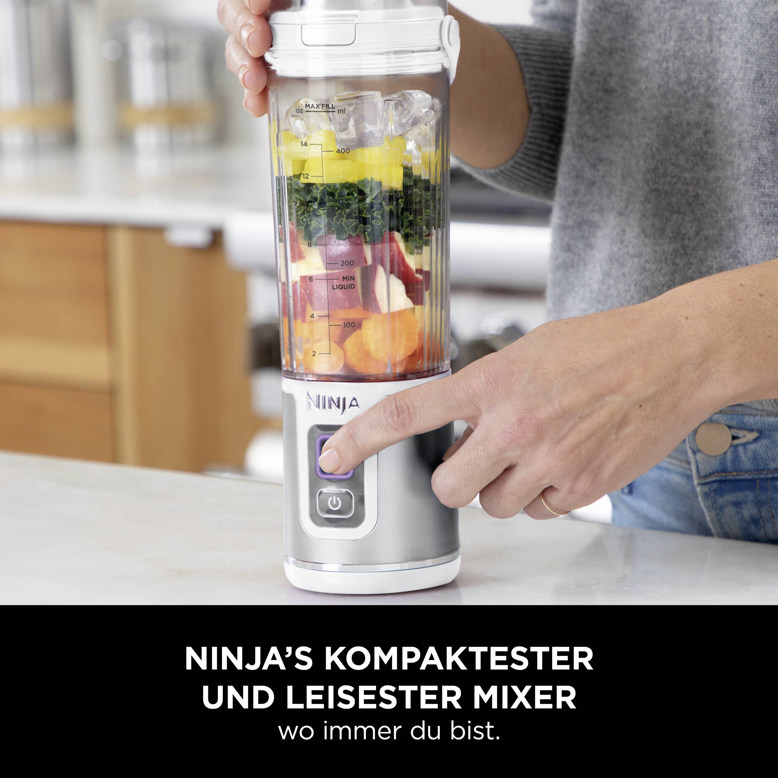 Eine Person hält einen kompakten Mixer mit Zutaten wie Obst und Gemüse. Der Text lautet: 'Ninja’s kompaktester und leisester Mixer wo immer du bist'.