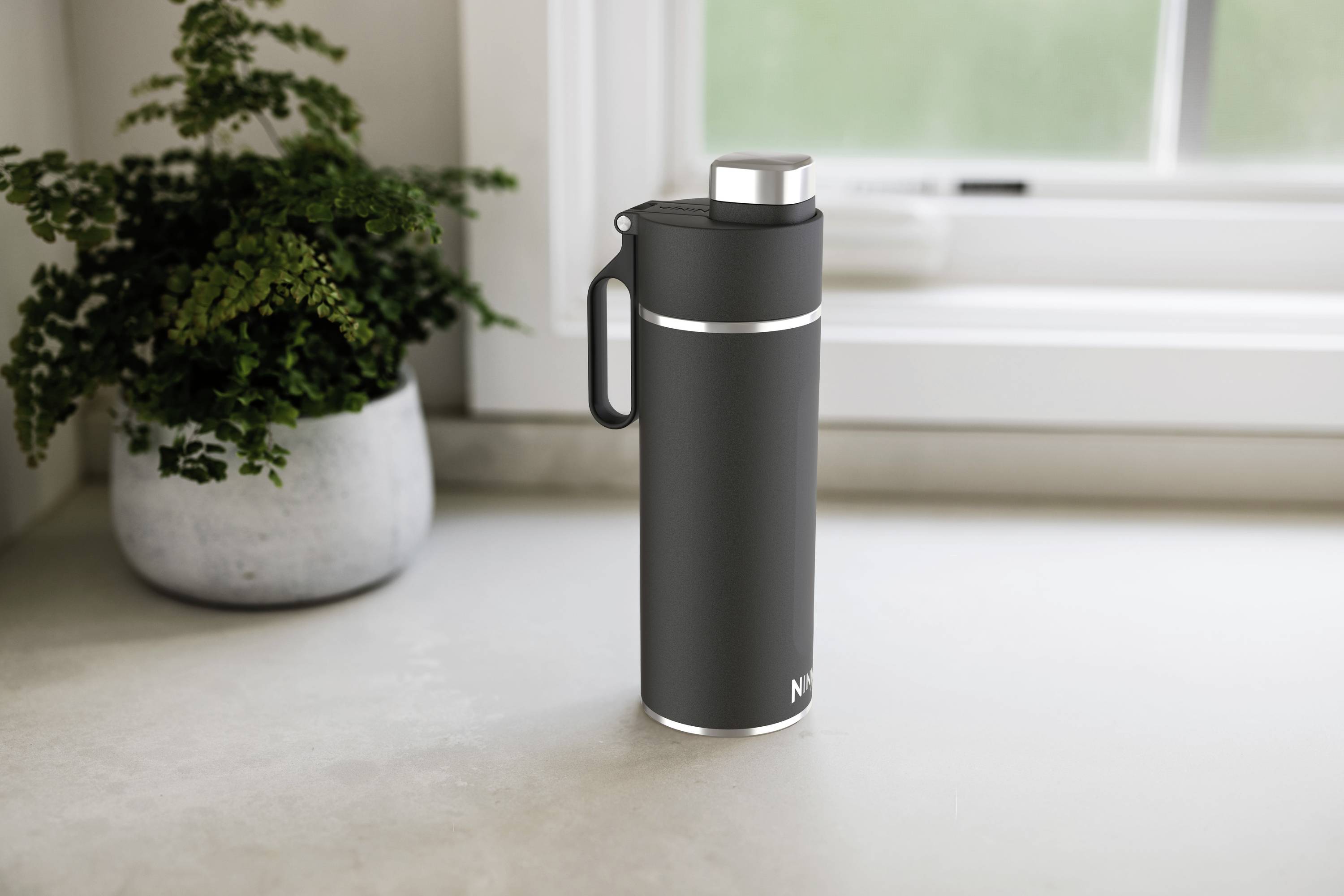 Ninja Thirsti Thermoflasche Schwarz 700ml DW2401EUUKBK