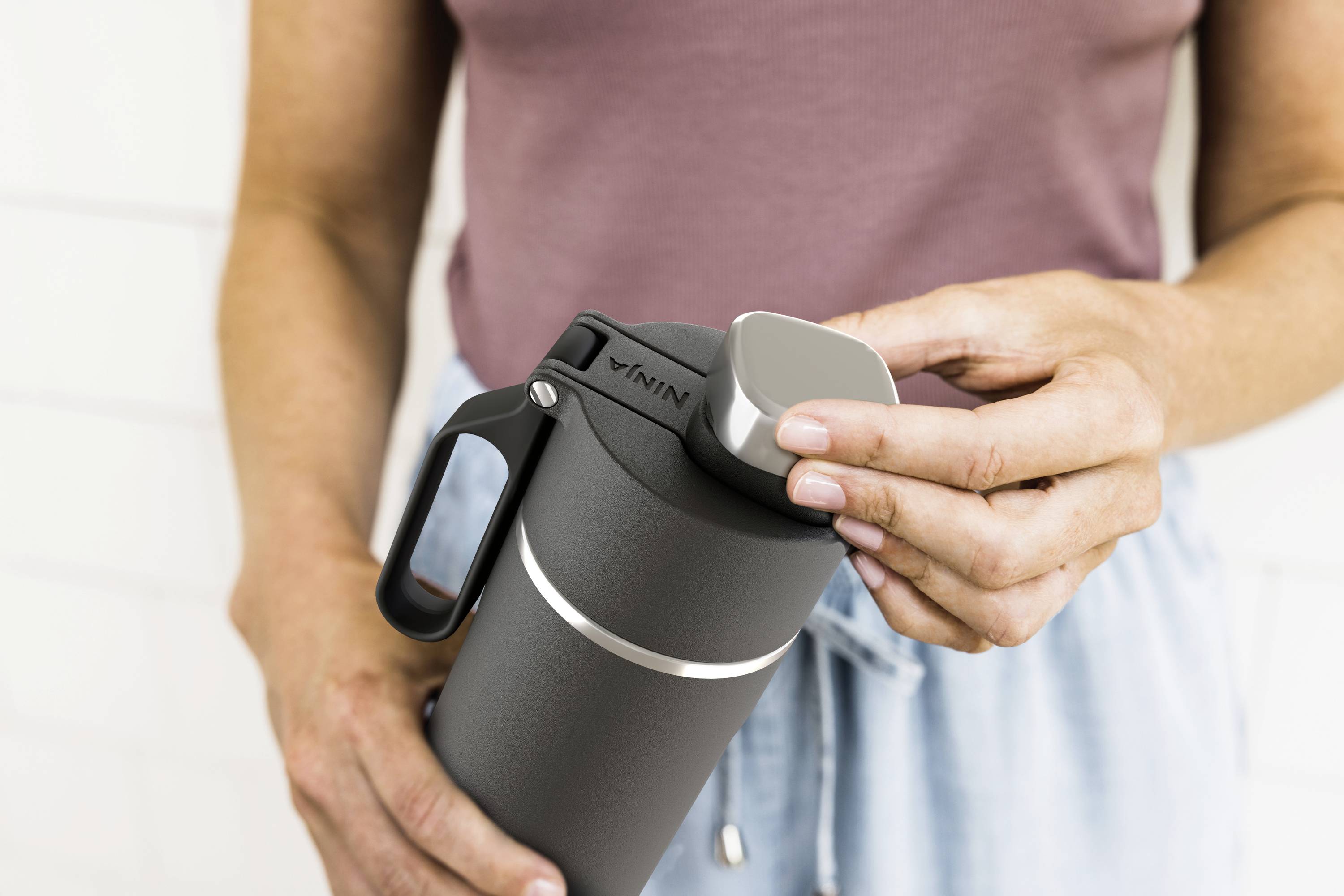 Ninja Thirsti Thermoflasche Schwarz 700ml DW2401EUUKBK