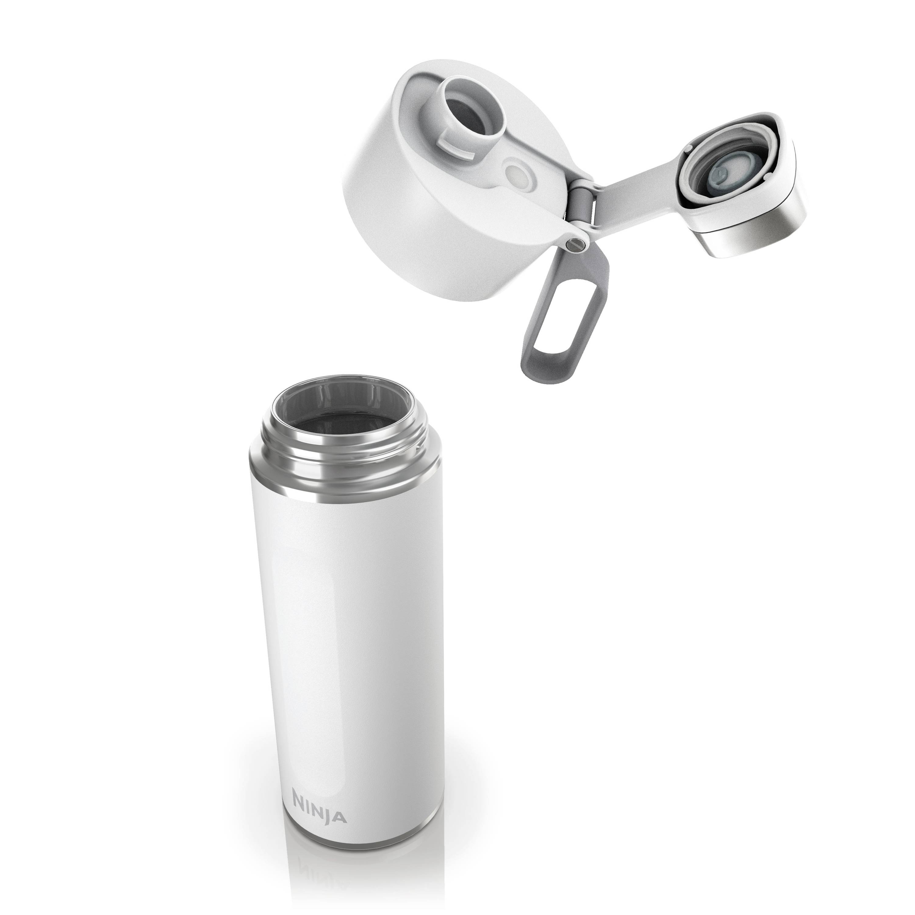 Ein geöffneter, weißer Edelstahl-Thermobecher mit aufklappbarem Deckel und Auslaufschutz. Marke 'Ninja' am unteren Rand sichtbar.