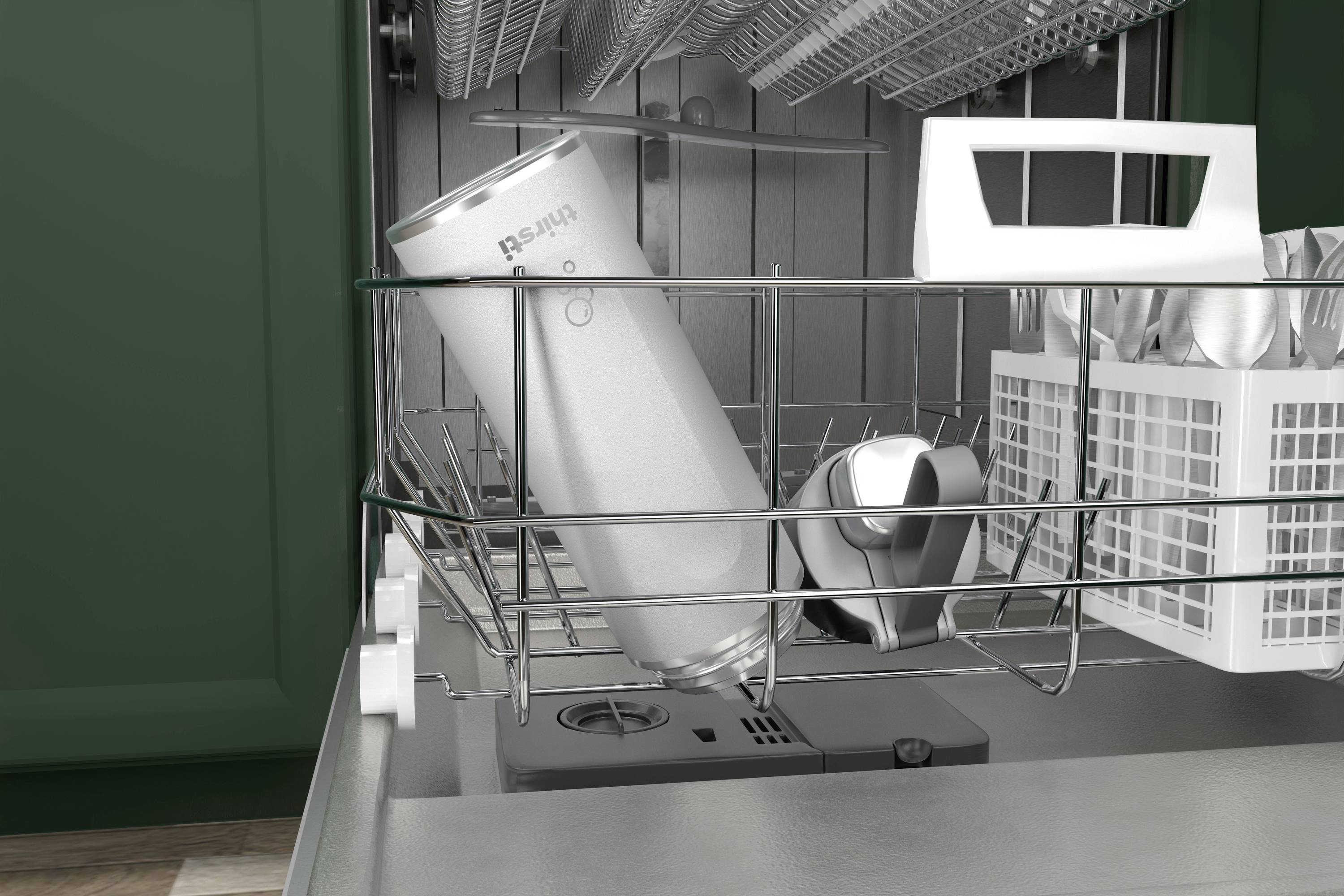 Eine offene Spülmaschine mit einem elektrischen Rasierer im unteren Korb platziert, daneben ein Besteckkorb mit Löffeln und Gabeln.