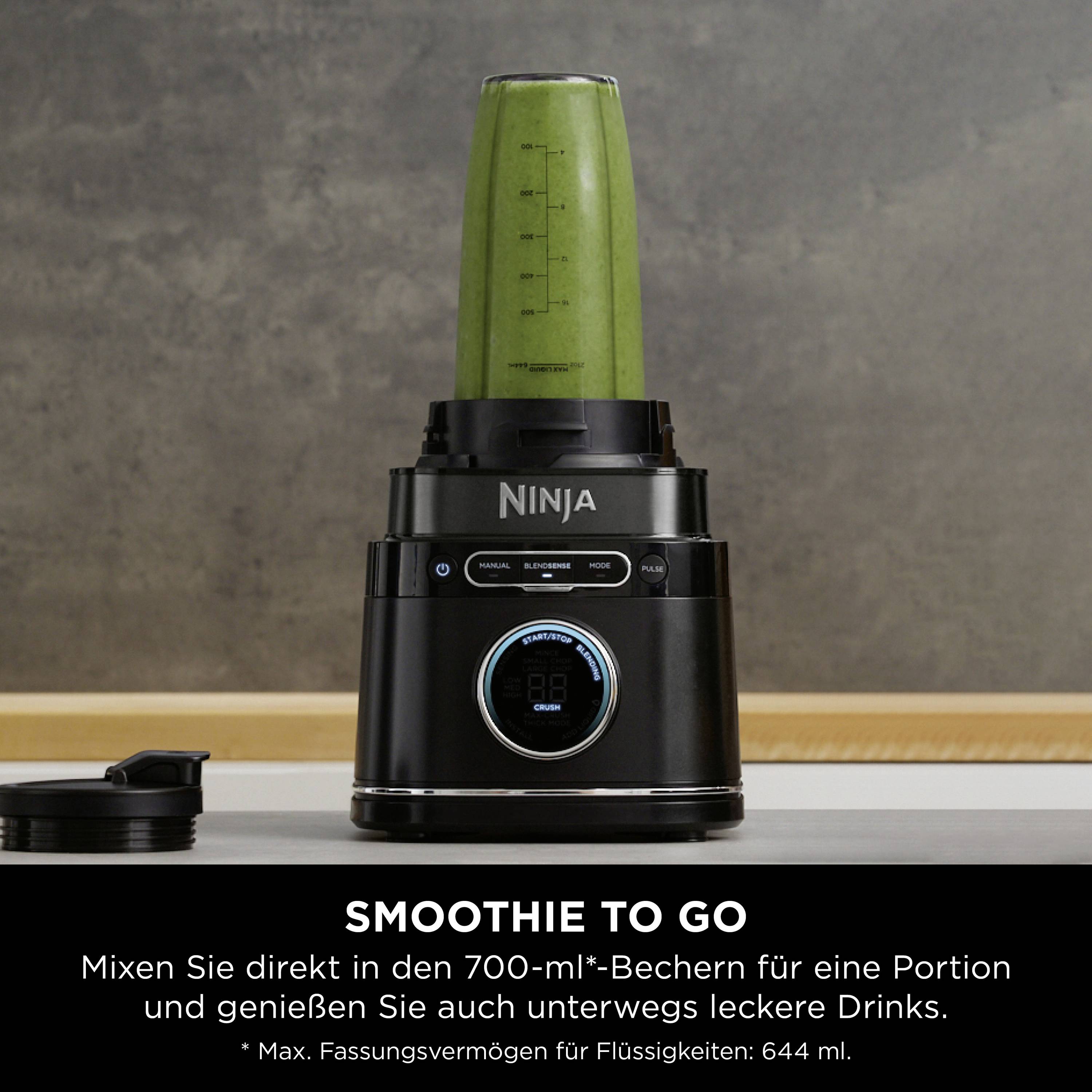 Ein grüner Smoothie in einem Standmixer mit digitalem Display. Text: 'Smoothie to go', 700-ml-Becher, unterwegs Drinks genießen.