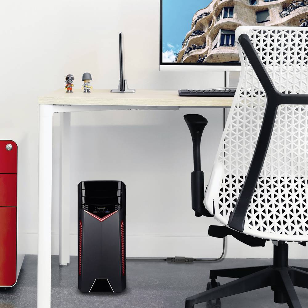 Ein moderner Arbeitsplatz mit Computer auf einem Schreibtisch, umgeben von einer weißen Bürostuhl und stilvollen Dekofiguren.