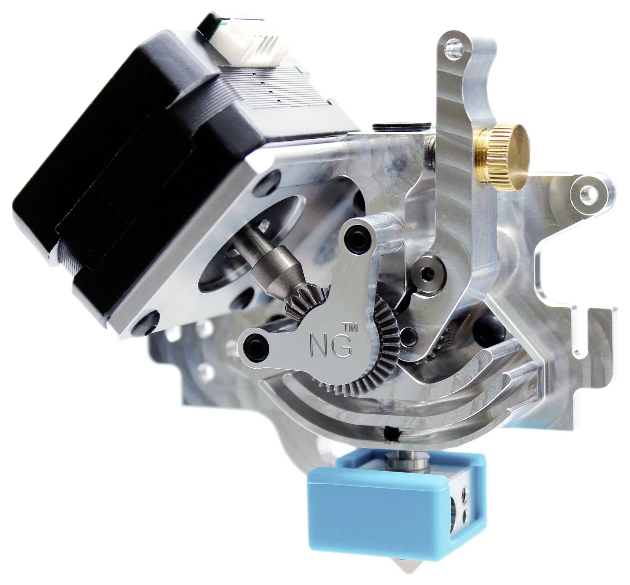 Nahaufnahme einer mechanischen Baugruppe mit einem schwarzen Schrittmotor, Metallzahnrädern und Halterungen sowie einem blauen Montageklblock auf weißem Hintergrund.