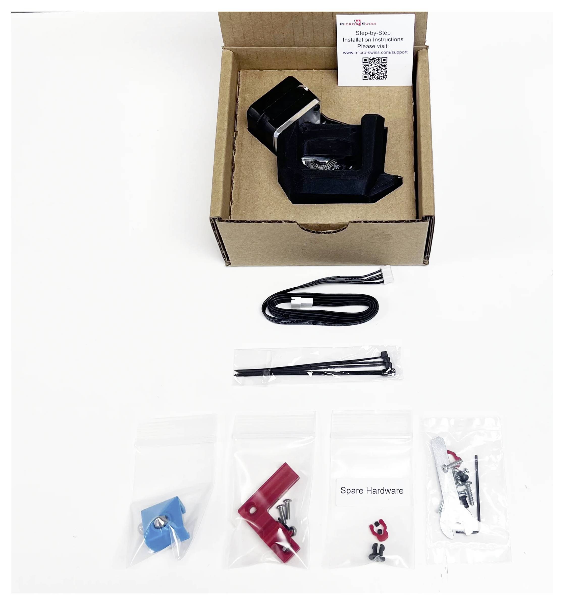 Offene Schachtel mit schwarzem Gerät und Installationskarte, darunter angeordnet Kabel, Kabelbinder und beschriftete Hardwaretaschen.