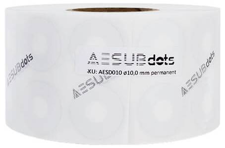 Rolle mit runden, weißen Stickern, beschriftet mit 'AESUBdots'. Auf dem Etikett stehen Produktdetails und Spezifikationen.