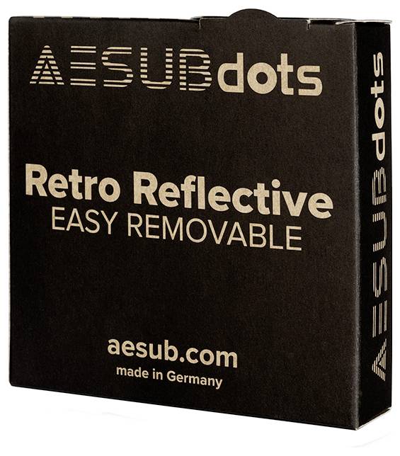 Ein schwarzer Karton mit der Aufschrift 'AESUBdots', 'Retro Reflective', 'Easy Removable', 'aesub.com', 'made in Germany'.