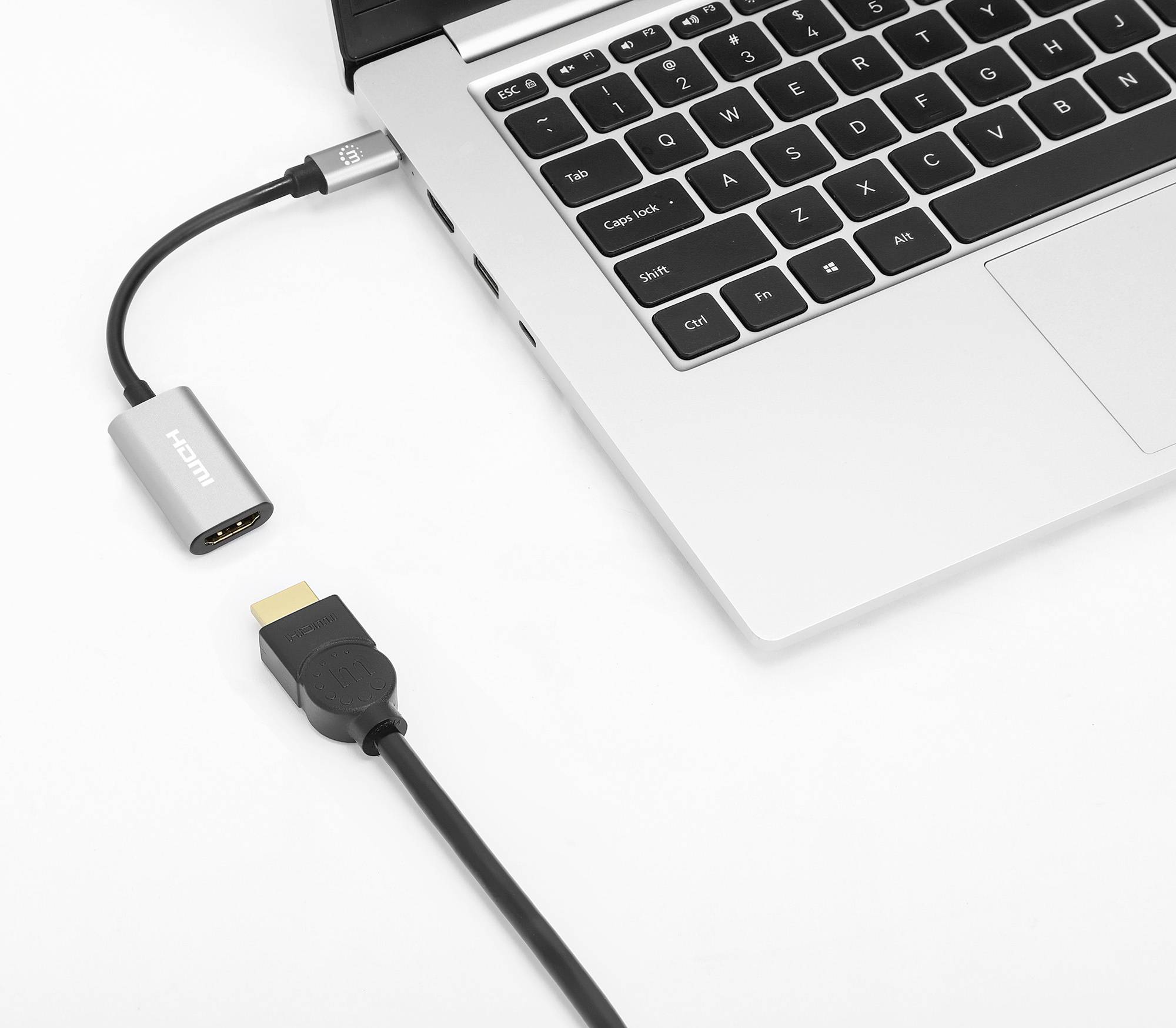 Ein Laptop mit einer HDMI-Verbindung über einen Adapter, der an einen HDMI-Kabel angeschlossen ist.