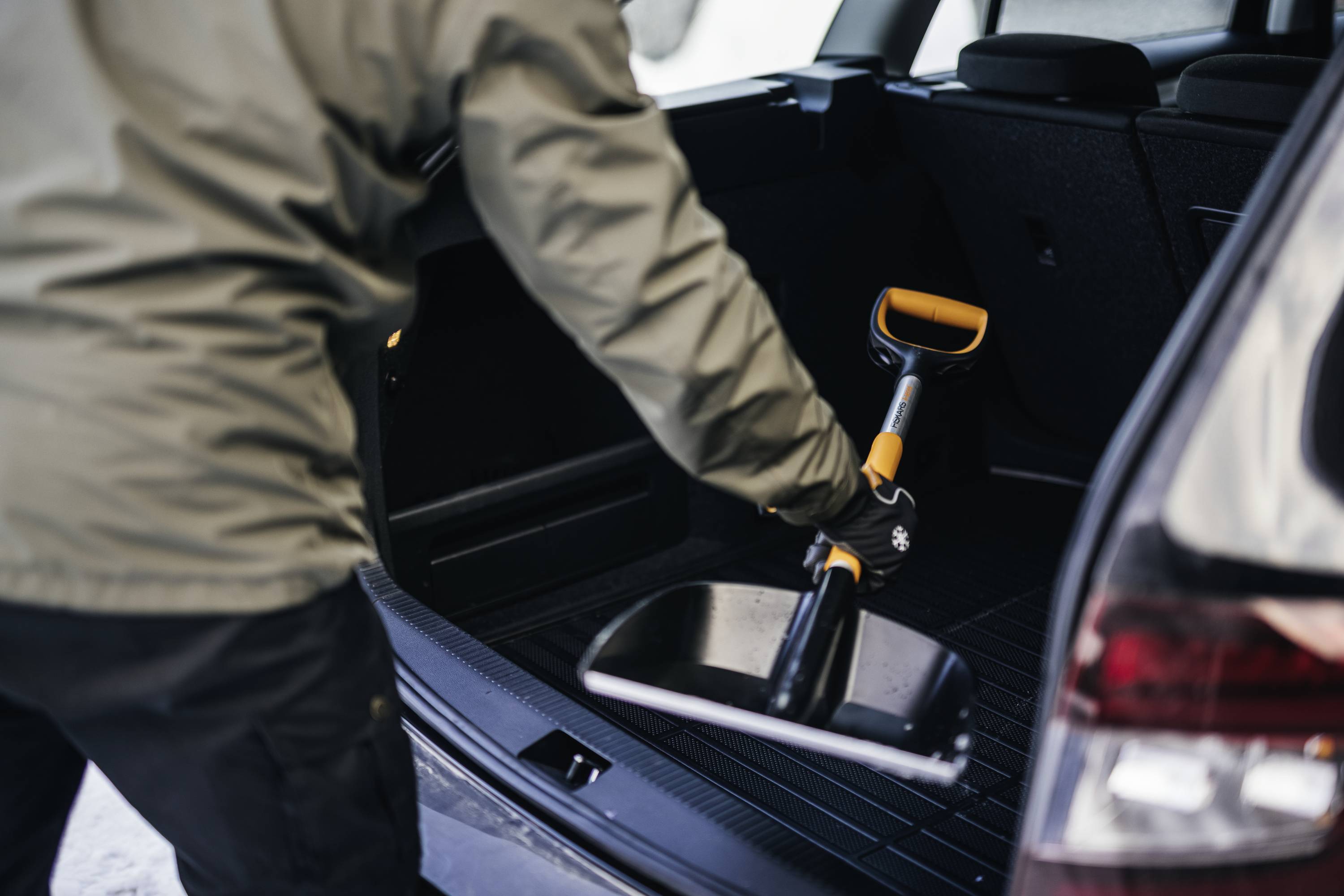 Fiskars 1057393 Schneeschaufel 290mm Aluminium, Kunststoff