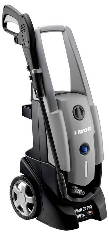 Ein schwarzer und grauer Hochdruckreiniger mit Rädern. Das Gerät hat einen langen Schlauch und ist für die Reinigung im Außenbereich geeignet.