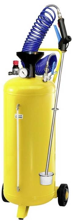 Ein gelber Druckluft-Sandstrahler mit Manometer, Schlauch und Sprühpistole auf Rädern, zum Reinigen und Bearbeiten von Oberflächen.