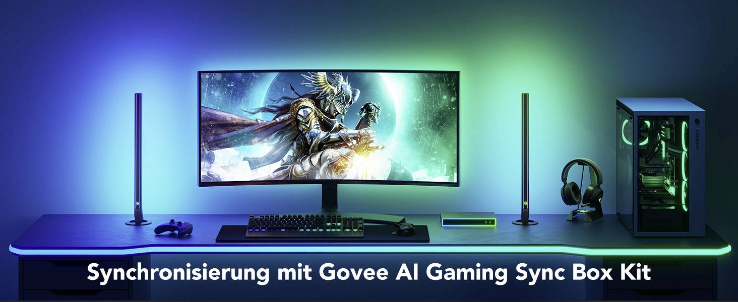 Gaming-Setup mit Govee Lichtsynchronisation. Ein Monitor zeigt ein episches Spielmotiv. Der PC und Zubehör sind farblich abgestimmt.