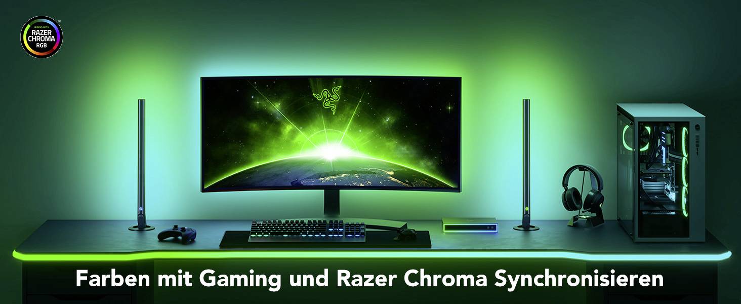 Ein Gaming-Setup mit grüner Beleuchtung zeigt einen breiten Monitor, RGB-Tastatur, Gaming-Pc und grüne Lichter. Text: 'Farben mit Gaming und Razer Chroma Synchronisieren'.