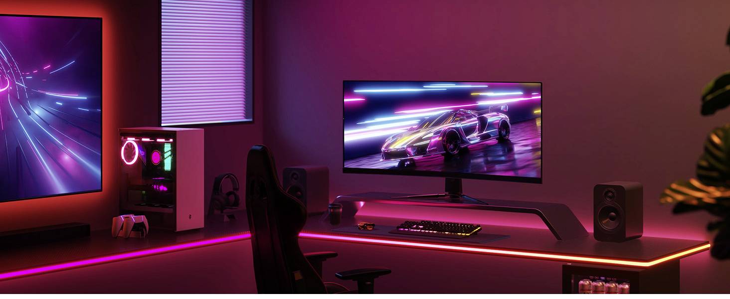 Gaming-Setup mit beleuchtetem Schreibtisch, großem Monitor, auf dem ein Rennspiel gezeigt wird, und RGB-Lichter, die eine futuristische Atmosphäre schaffen.