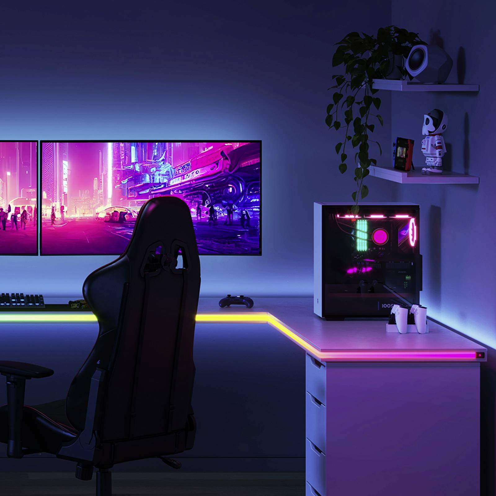 Ein moderner Gaming-Schreibtisch mit beleuchtetem RGB-Setup. Drei Bildschirme zeigen eine futuristische Stadt. Ein ergonomischer Stuhl steht davor.